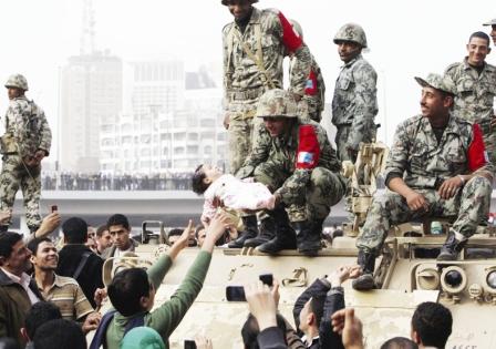 الجيش المصري أثناء التحامه بالشعب في ثورة 25 يناير